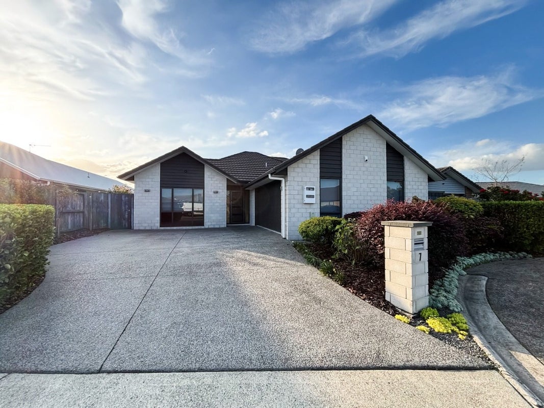 7 Astelia Lane, Rototuna North, Hamilton - Carousel 1