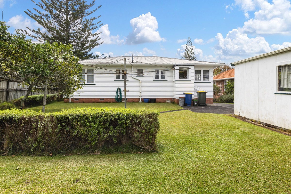 13 Beaubank Road, Kelston, Auckland - Carousel 5