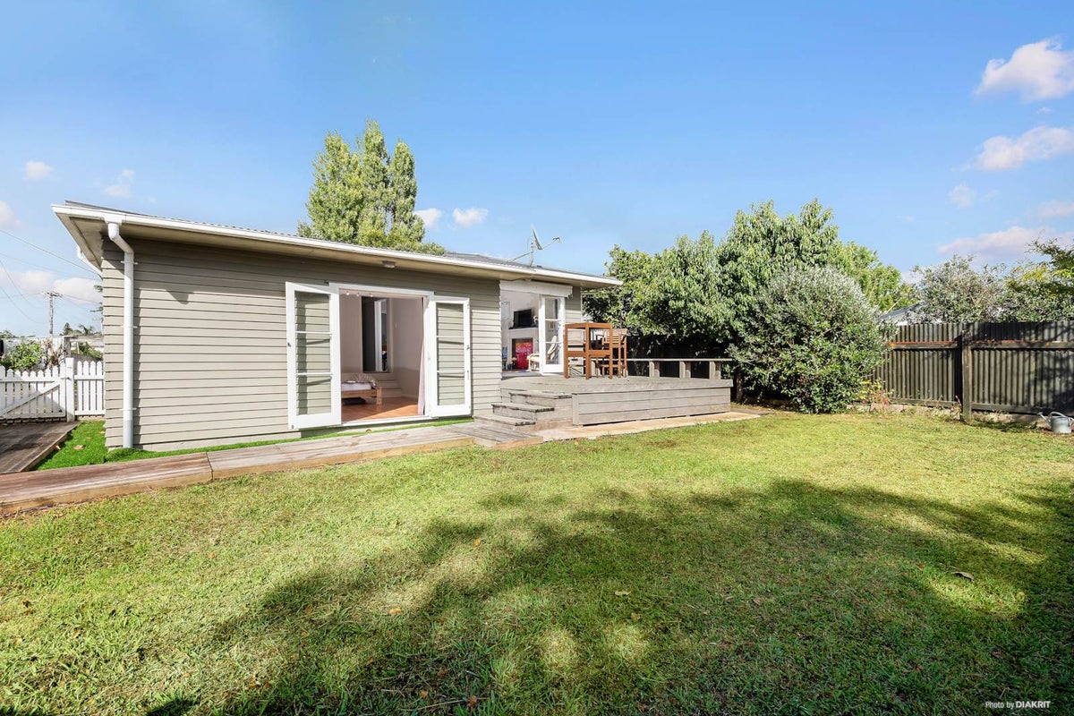 6 Ingleby Place, Kelston, Auckland - Carousel 2