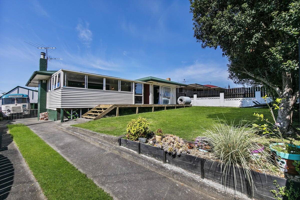6 Hooks Road, Manurewa, Auckland - Carousel 1