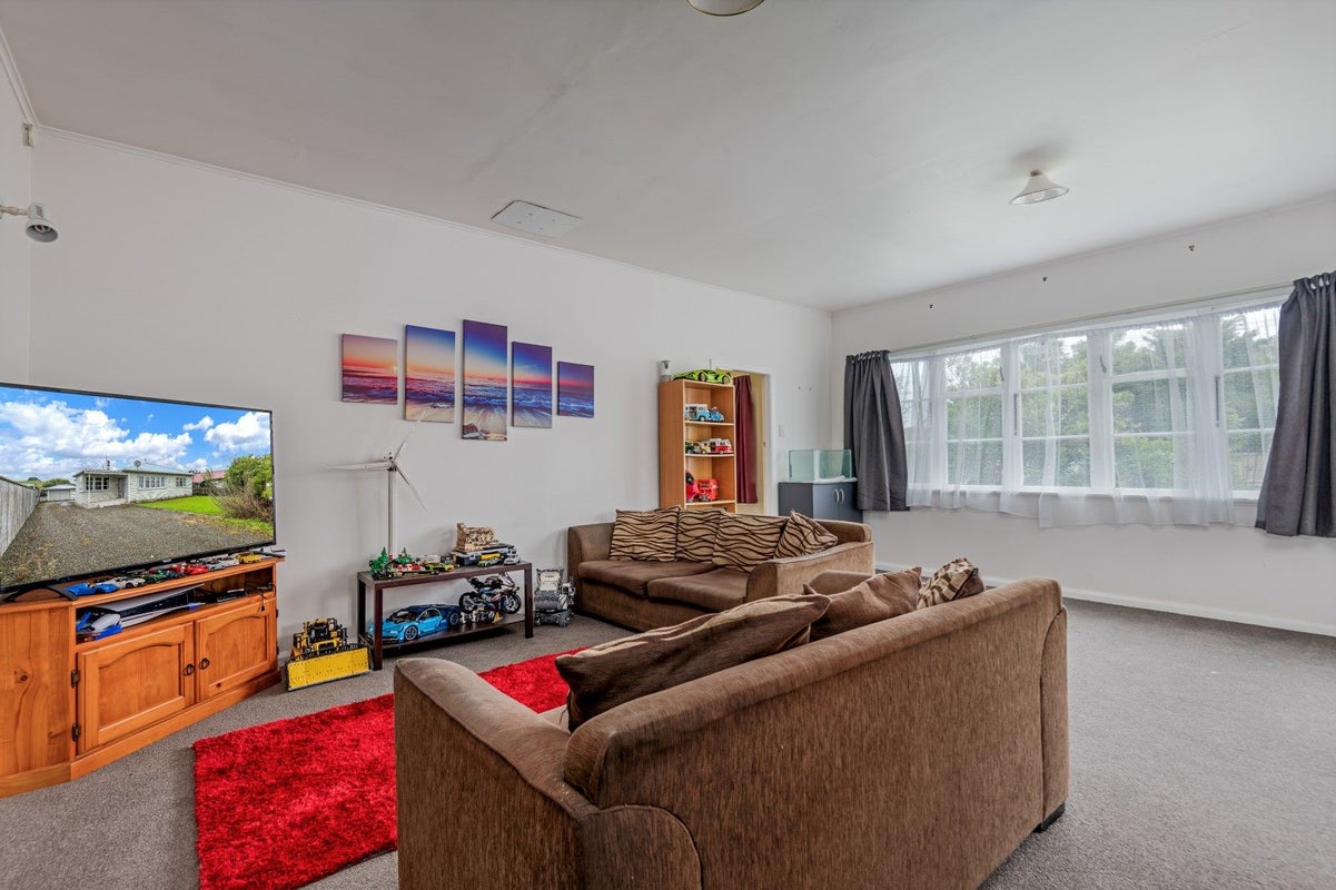 11 Sedcole Street, Pahiatua - Carousel 2