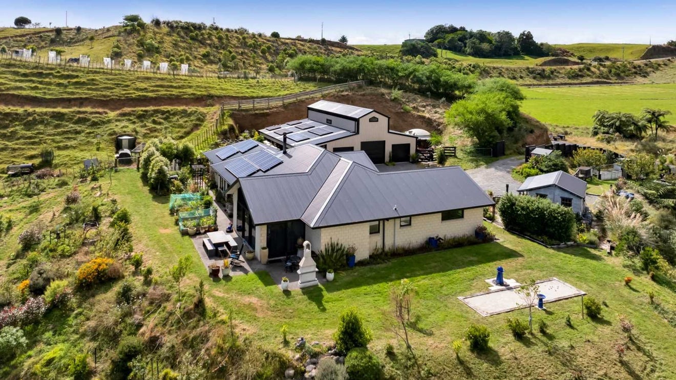 2 Te Ara Karoiroa, Hurford, New Plymouth - Carousel 1