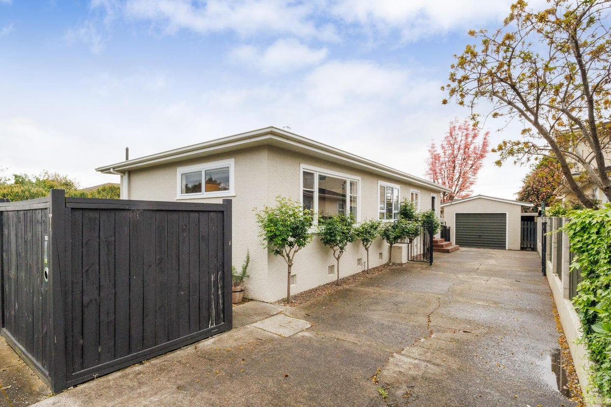 7 Stirling Crescent, Hokowhitu, Palmerston North - Carousel 2