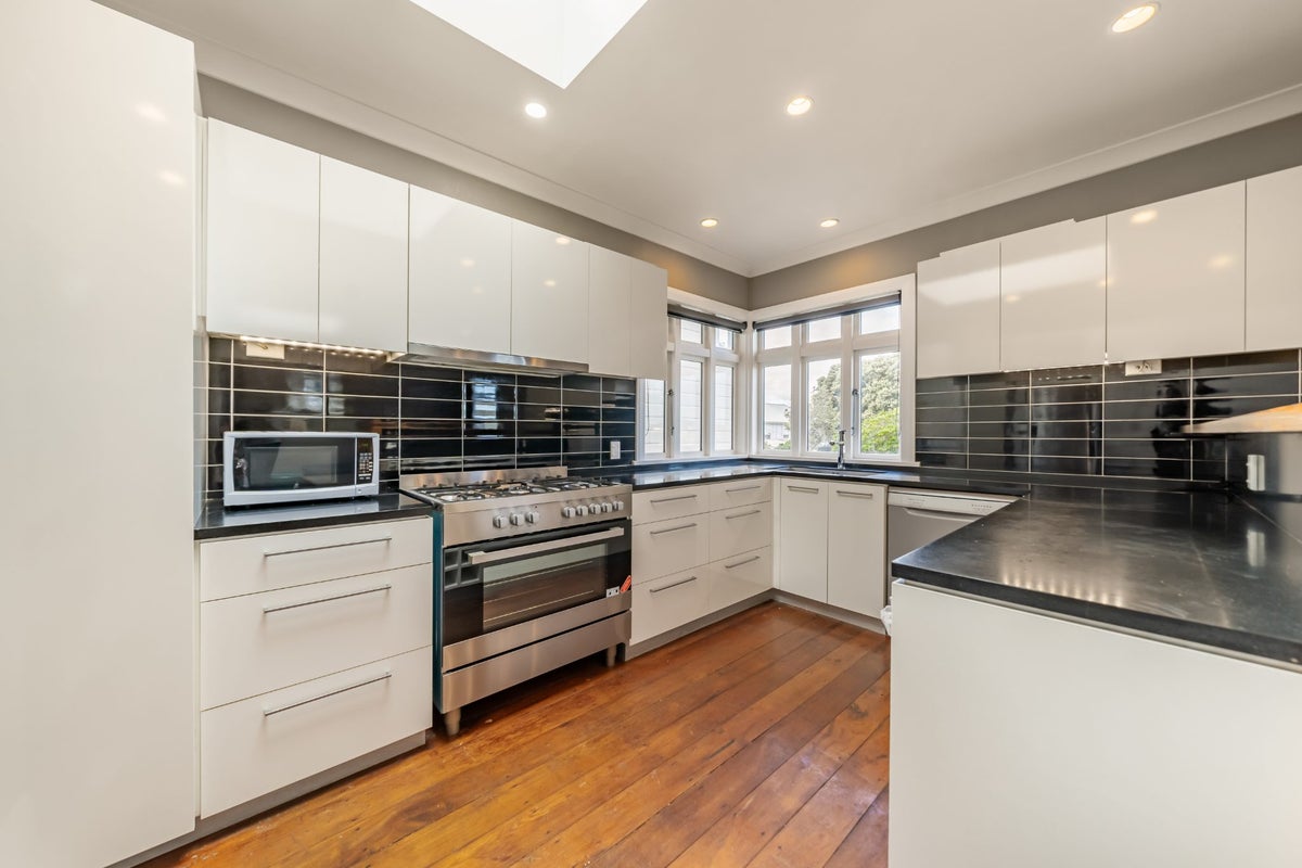 9 Mckenzie Terrace, Te Aro, Wellington - Carousel 2