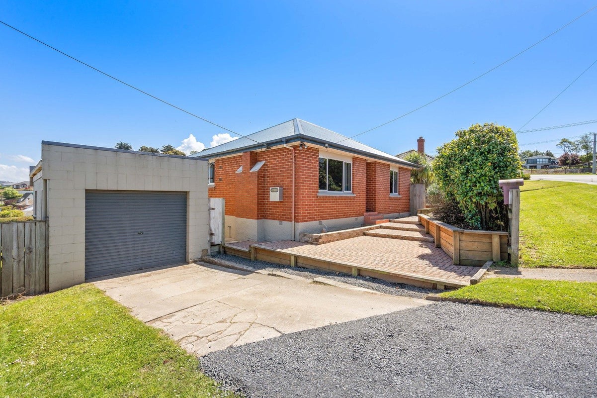 1 Waldron Crescent, Green Island, Dunedin - Carousel 2