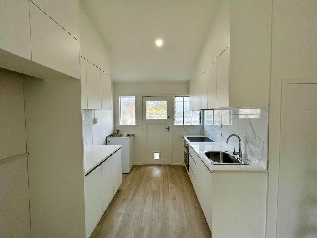 1/6 Almond Place, Mount Wellington, Auckland - Carousel 1