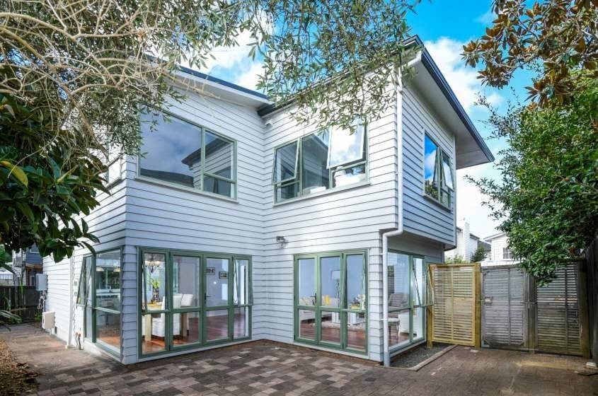 2/11 Woodbine Avenue, Greenlane, Auckland - Carousel 1