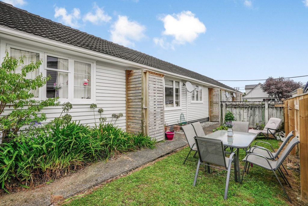 3/3 Huia Grove, Elderslea, Upper Hutt - Carousel 1