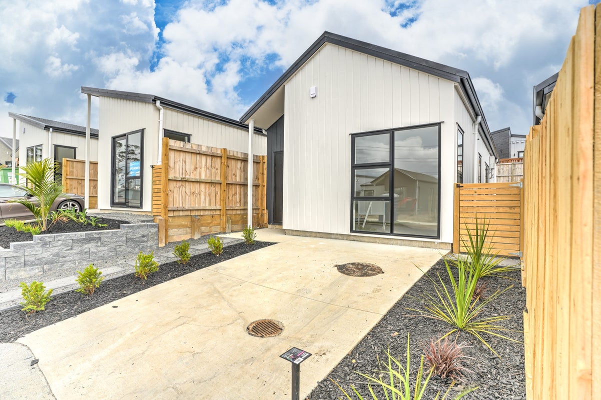 15 Horokaka Street, Massey, Auckland - Carousel 17
