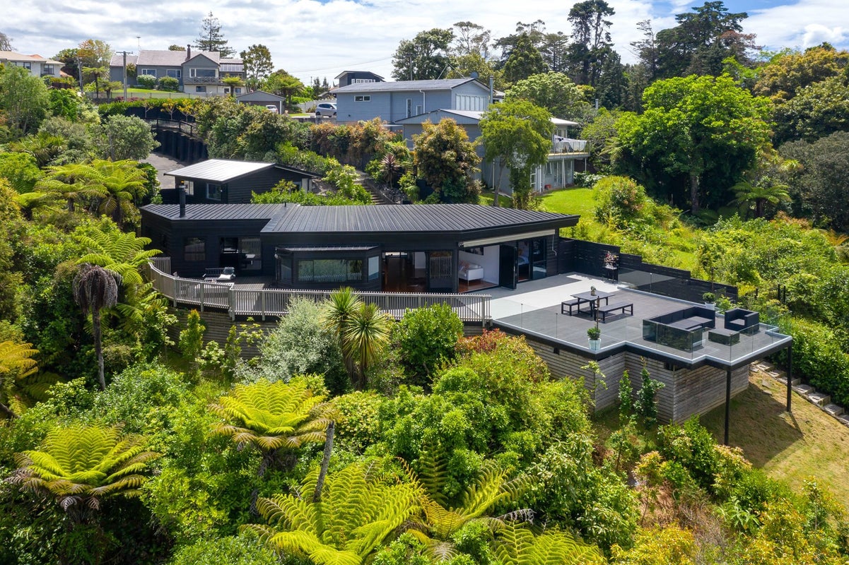 9 Fenton Terrace, Cockle Bay, Auckland - Carousel 1