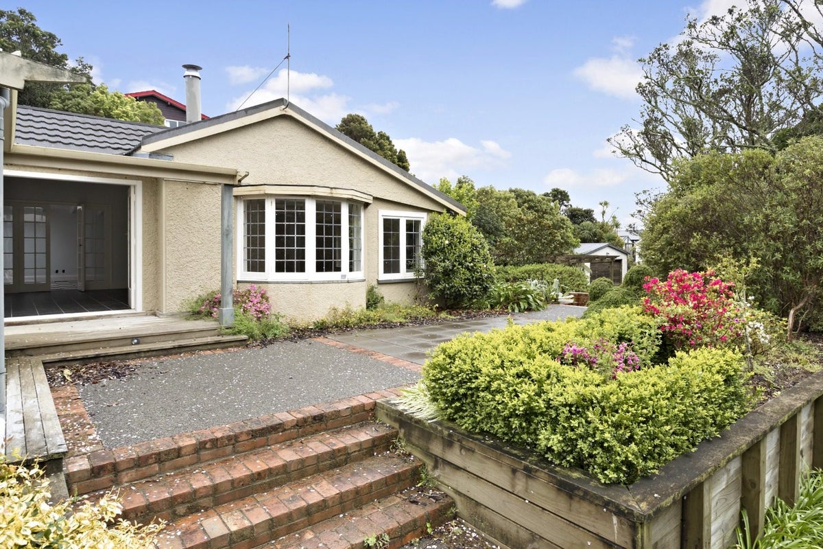 10 Hillview Crescent, Paparangi, Wellington - Carousel 1