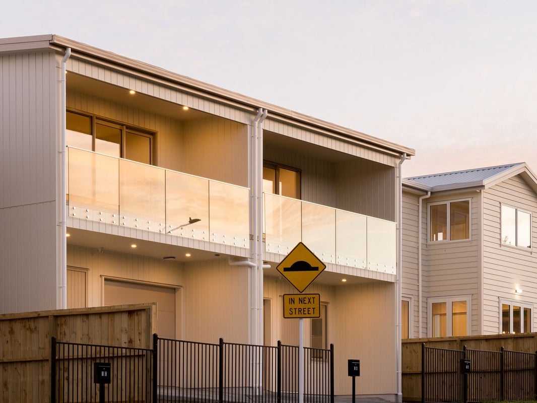 1A Taupiko Place, Green Bay, Auckland - Carousel 2