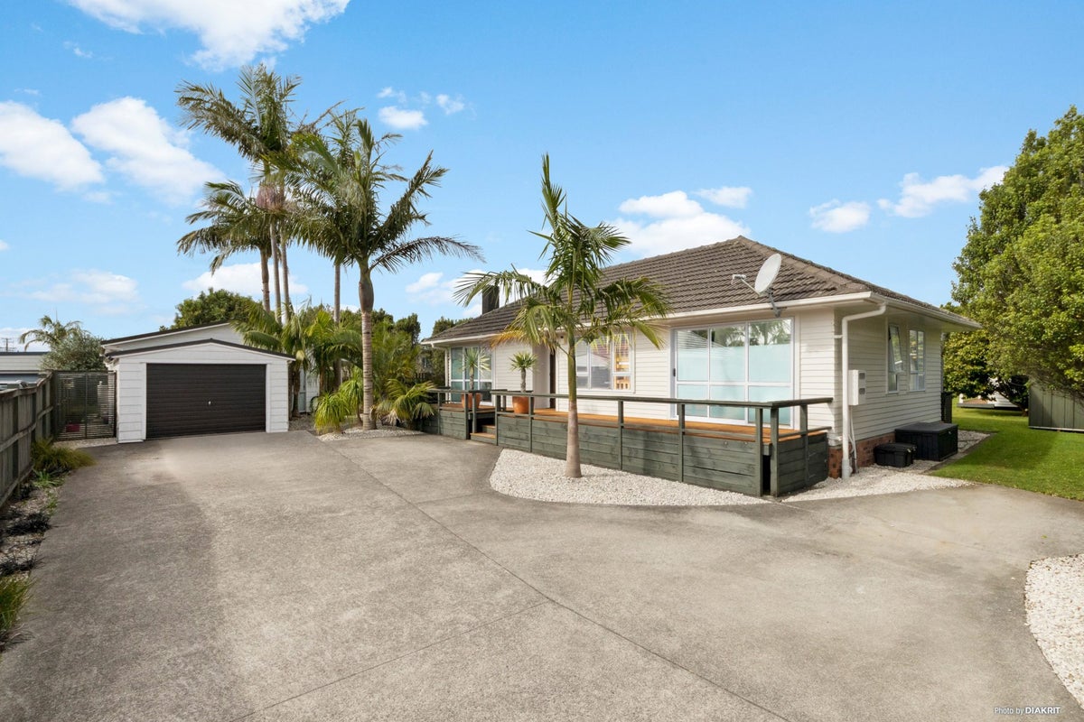 8 Shamrock Lane, Te Atatu Peninsula, Auckland - Carousel 1