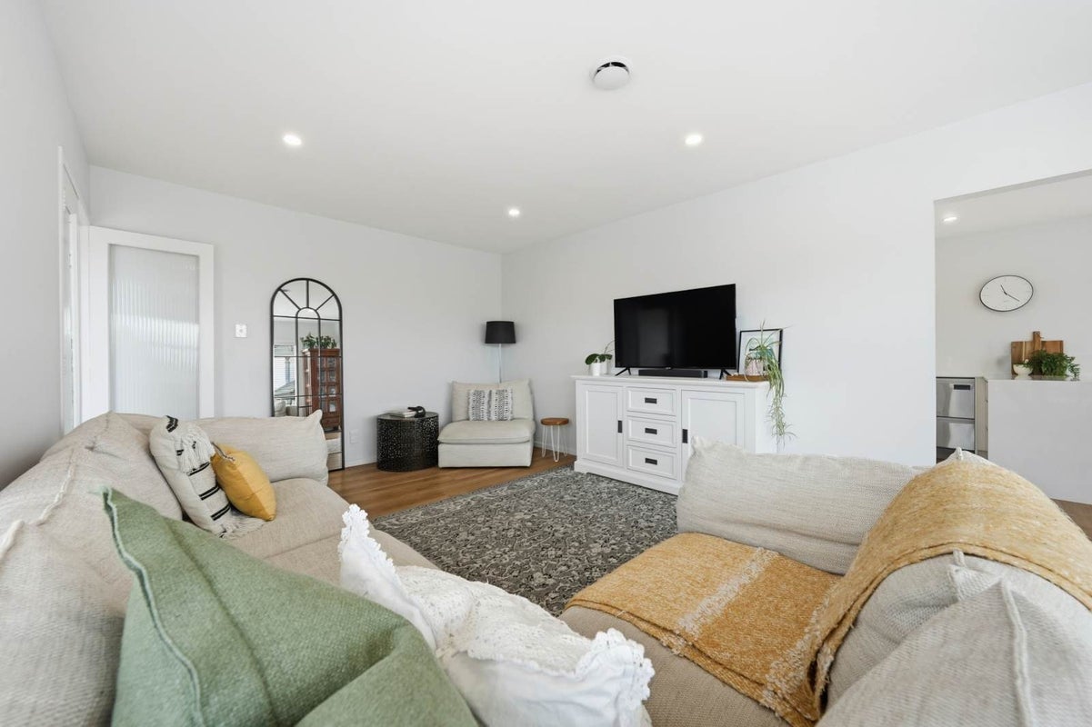 21 Devon Road, Bucklands Beach, Auckland - Carousel 2