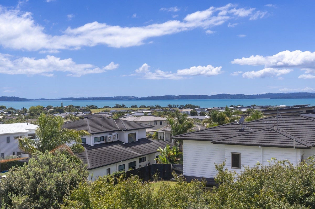 20 Thistle Close, Beachlands, Auckland - Carousel 2