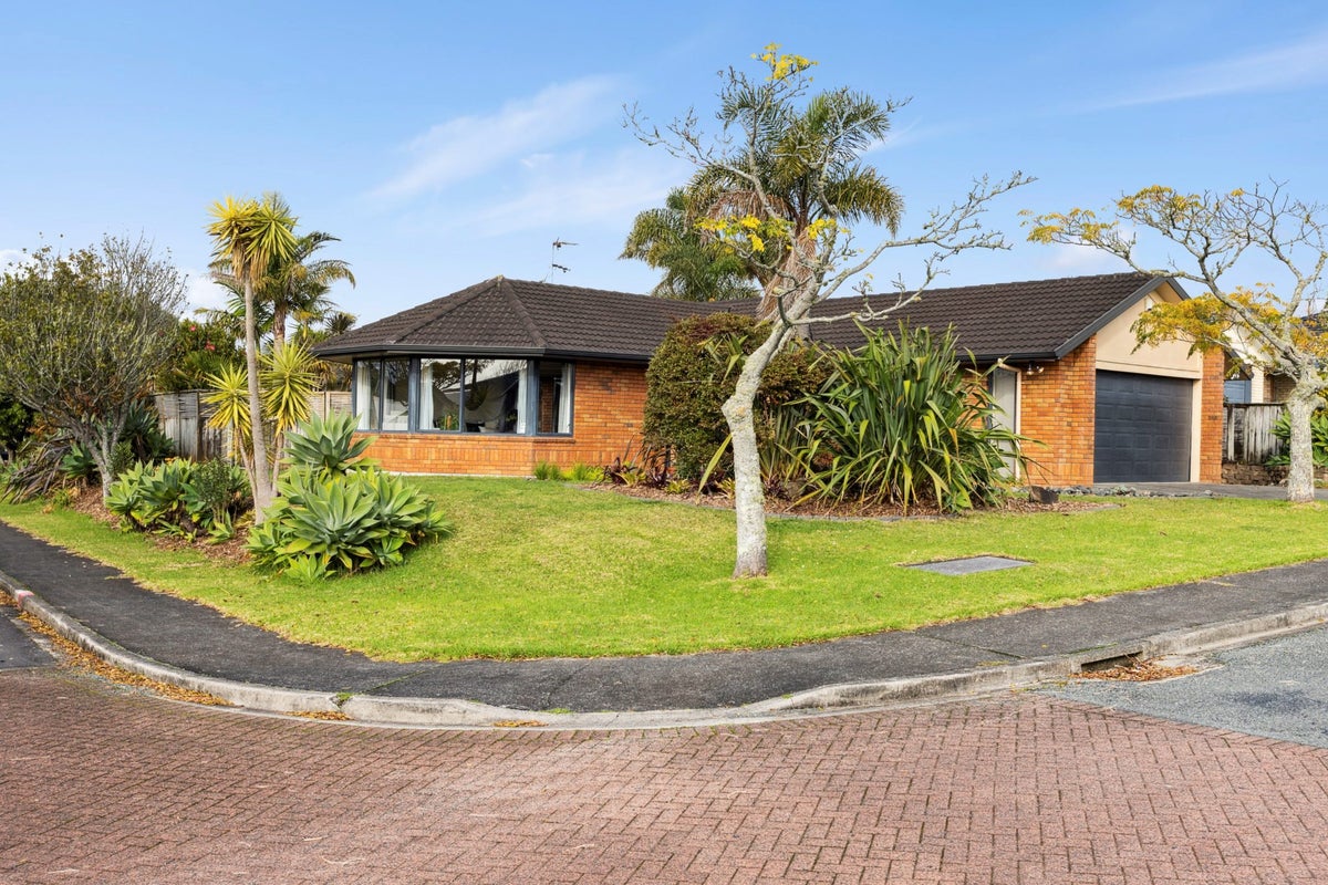 1 Berkshire Terrace, Massey, Auckland - Carousel 2
