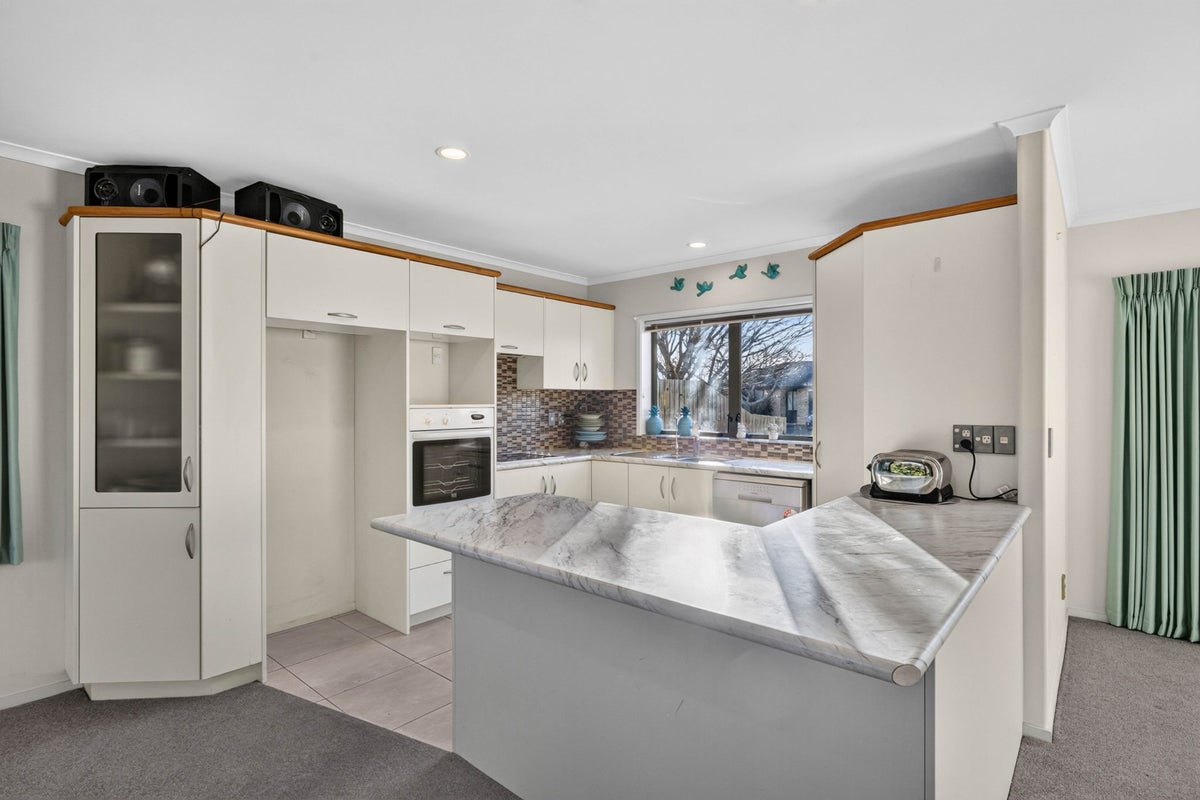 15 Saxon Woods Drive, Rototuna North, Hamilton - Carousel 2