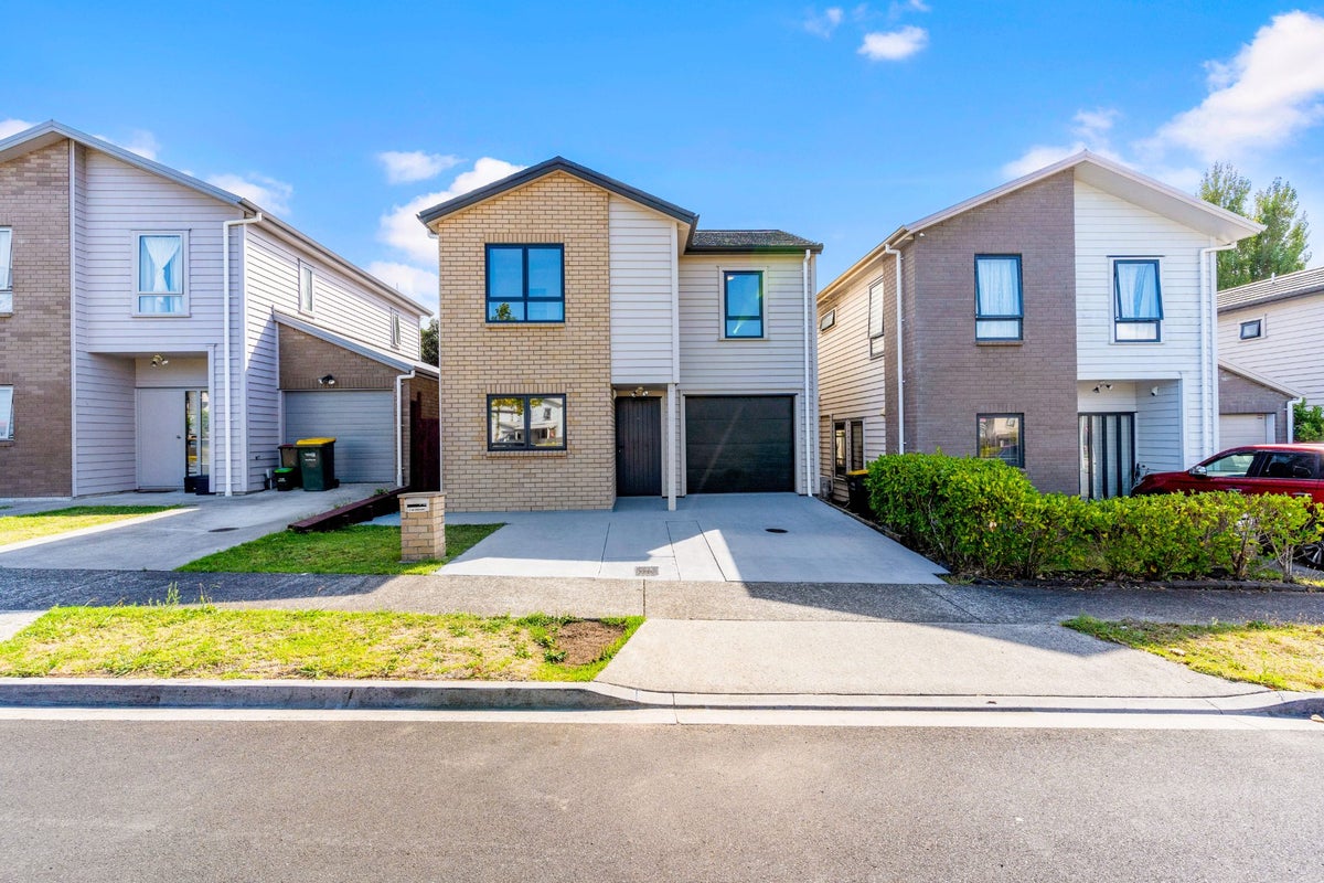 30 Tutuwhatu Crescent, Weymouth, Auckland - Carousel 1