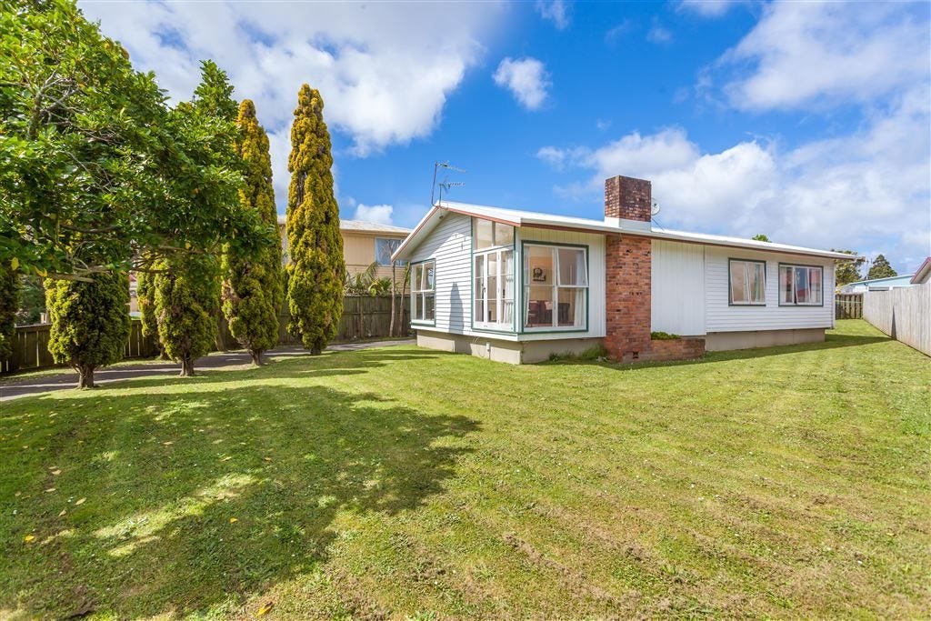 21 Normandy Place, Henderson, Auckland - Carousel 1