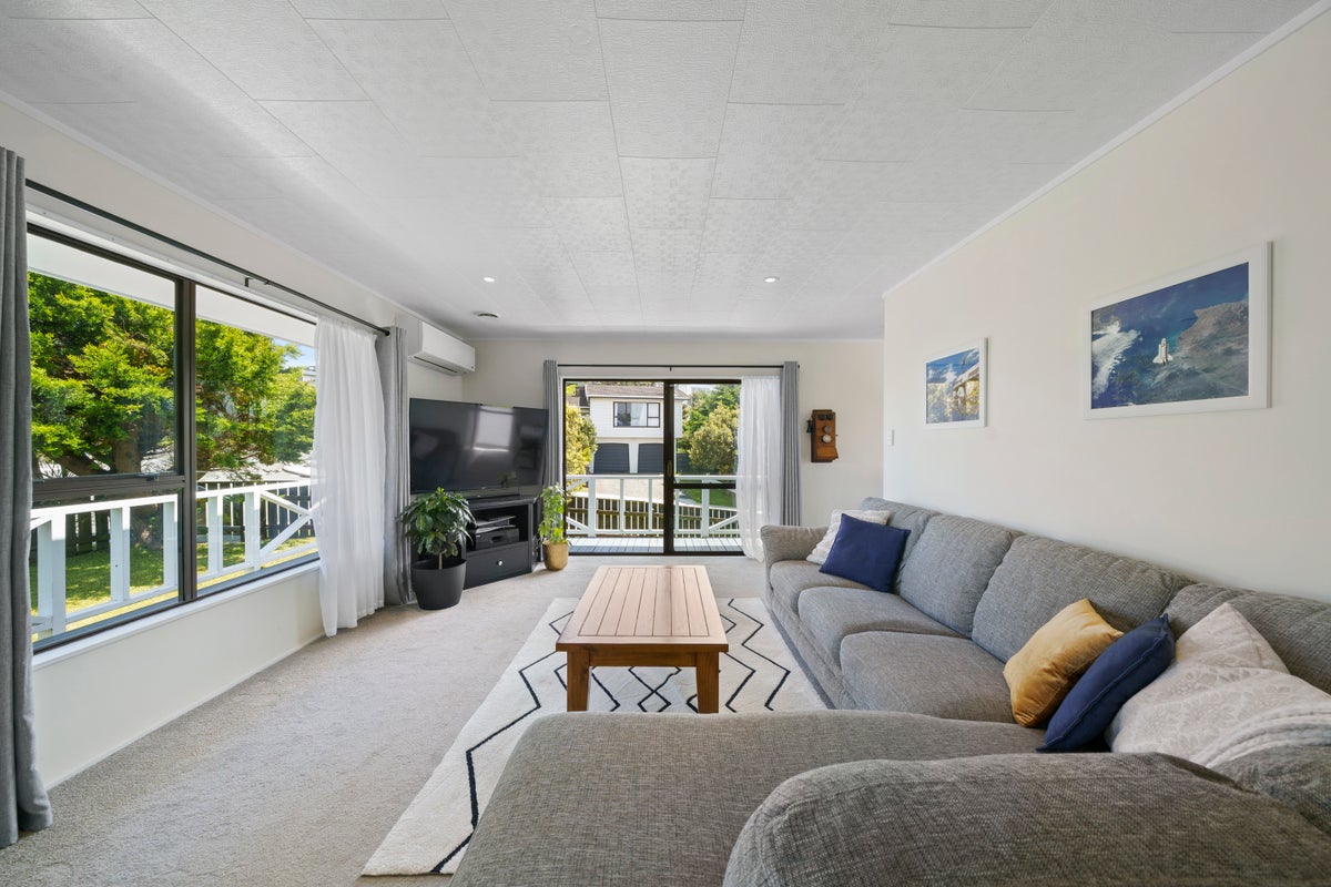 31 Sunhaven Drive, Newlands, Wellington - Carousel 2