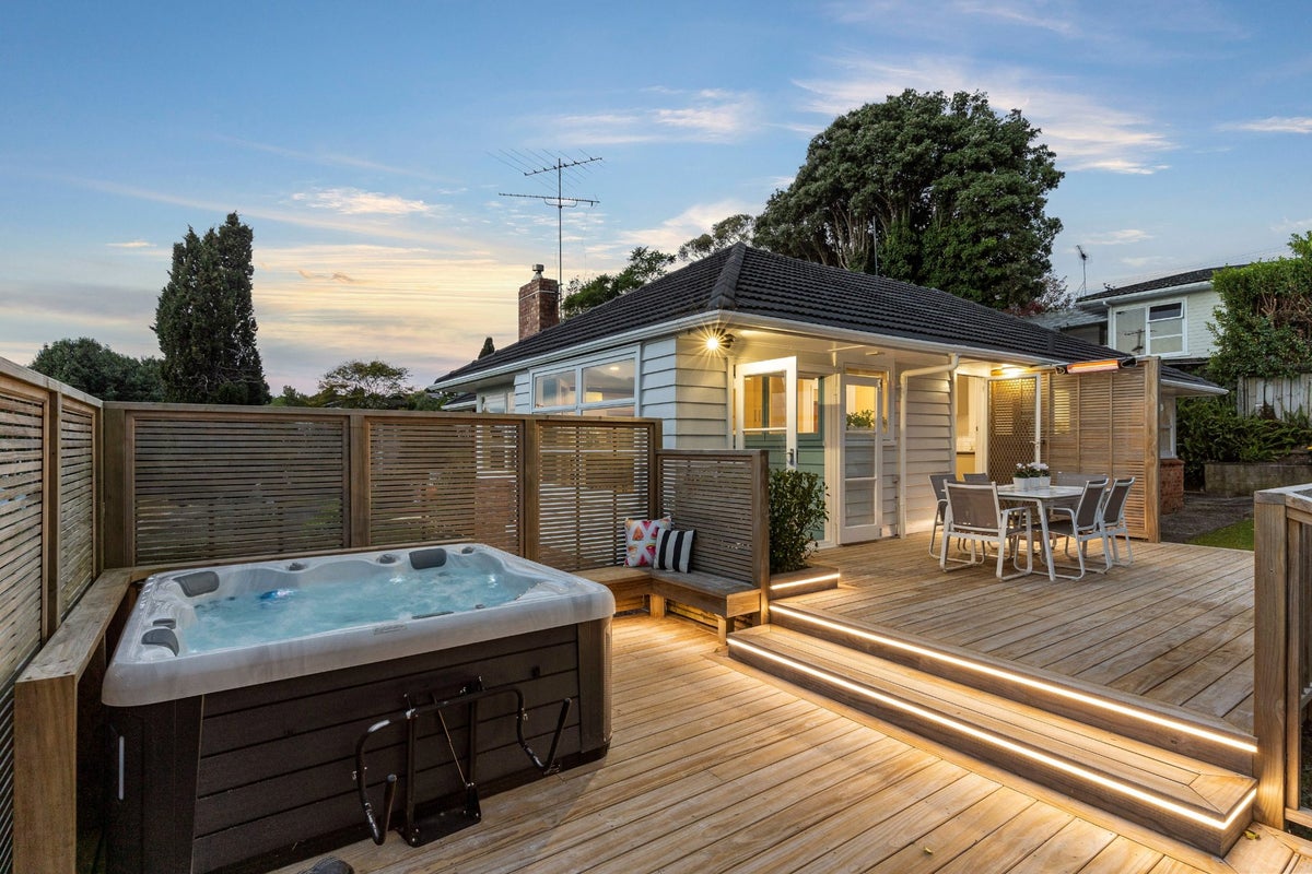 8 Tilden Avenue, Hillcrest, Auckland - Carousel 1