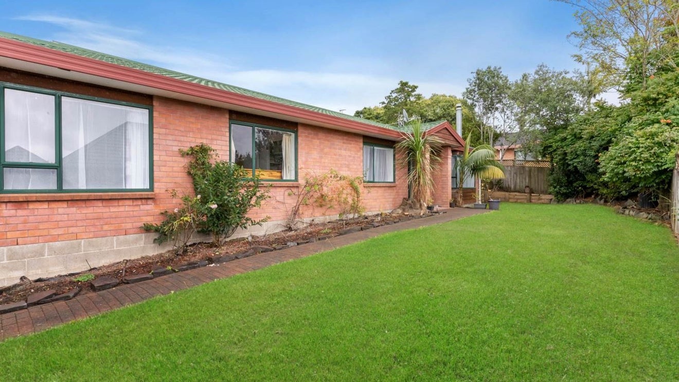6 Skybird Place, Glen Eden, Auckland - Carousel 1