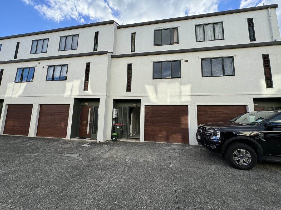 26/12 Ambrico Place, New Lynn, Auckland - Carousel 1