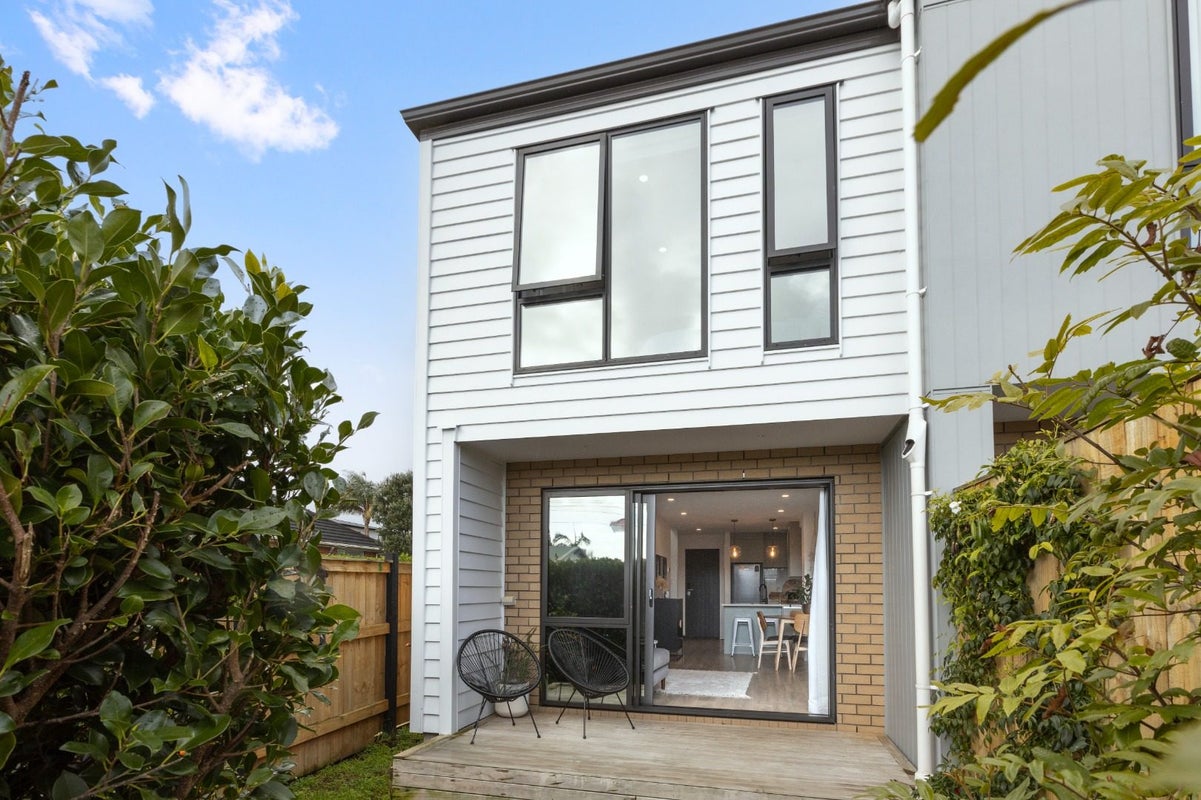 1/1A Royal View Road, Te Atatu South, Auckland - Carousel 1