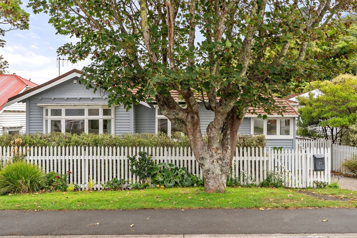 21 Chamberlain Road, Karori, Wellington - Carousel 1