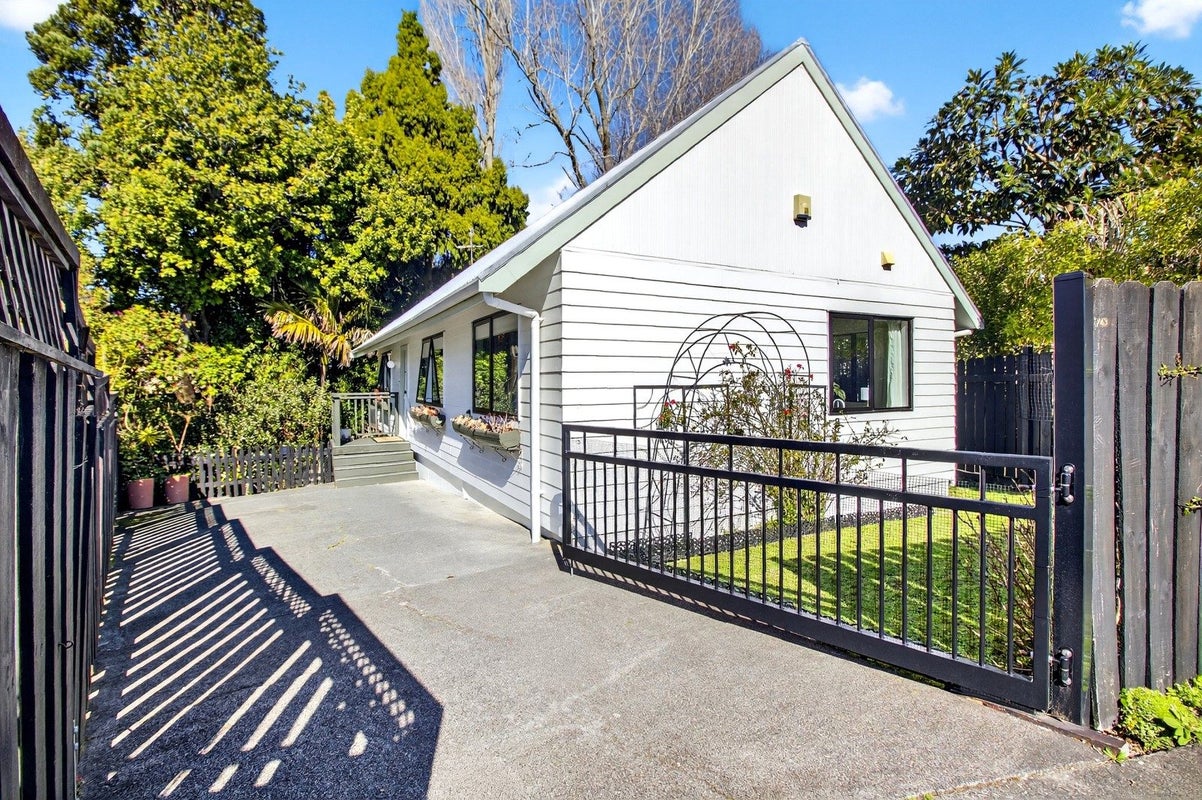 2/43 Sabulite Road, Kelston, Auckland - Carousel 1