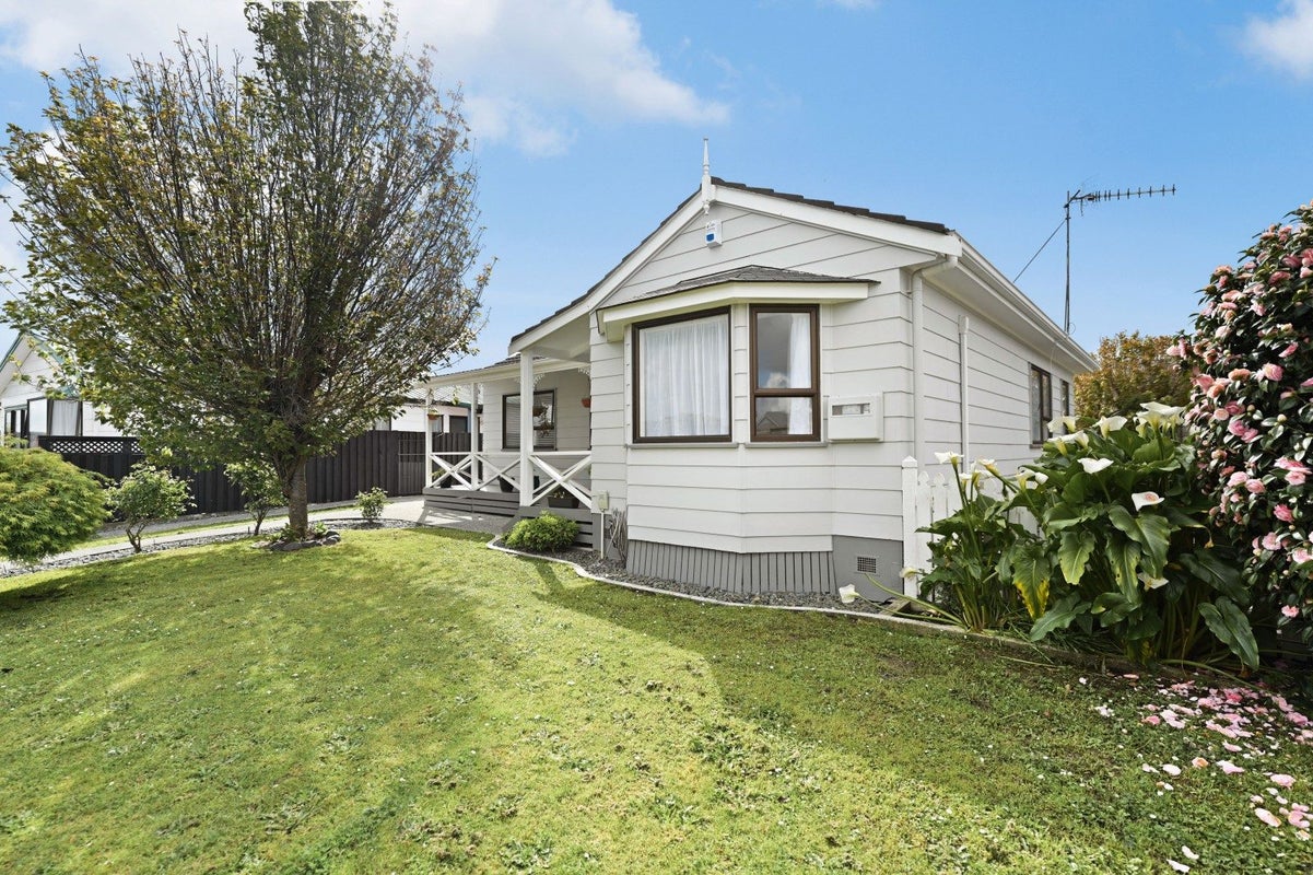 20 Jasmine Avenue, Dinsdale, Hamilton - Carousel 2