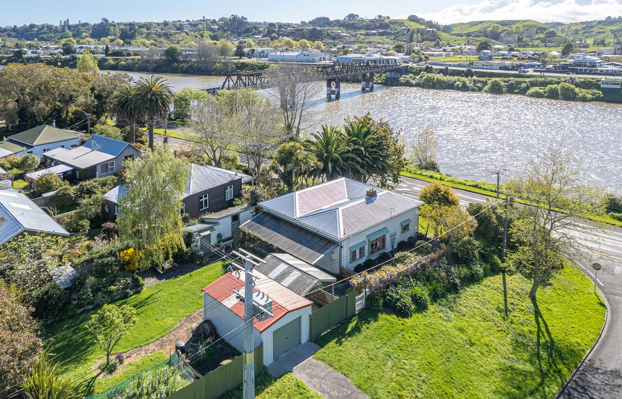 166 Anzac Parade, Whanganui East, Whanganui - Carousel 1