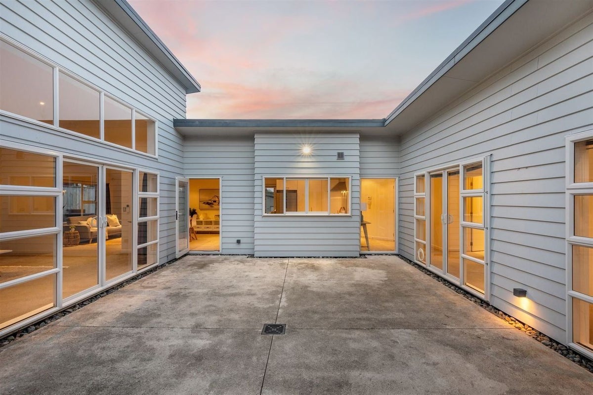 18 Dusky Crescent, Aotea, Porirua - Carousel 13
