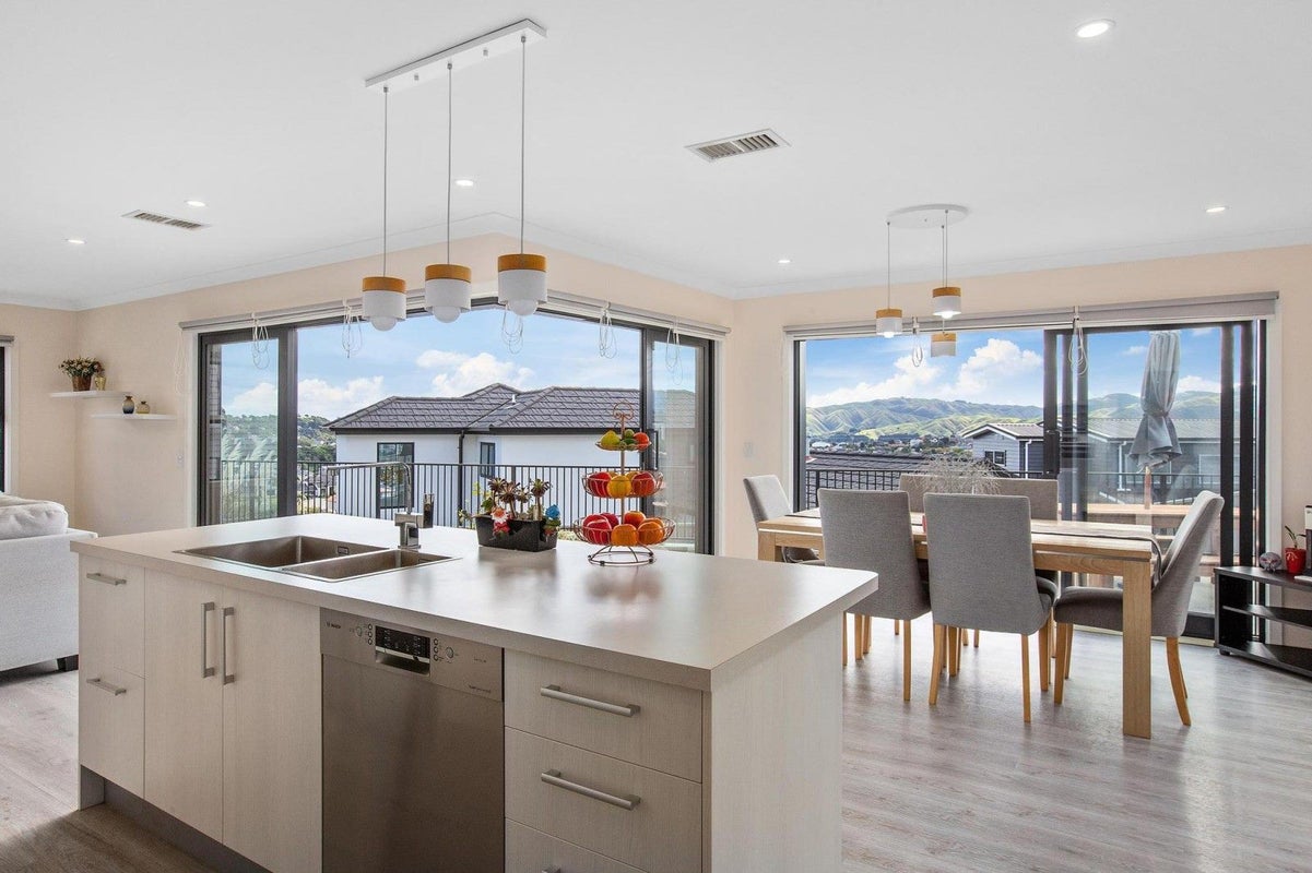4 Madeira Close, Whitby, Porirua - Carousel 2