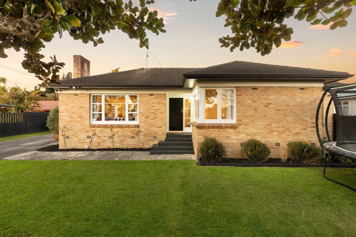 20 Hobson Street, Maeroa, Hamilton - Carousel 1