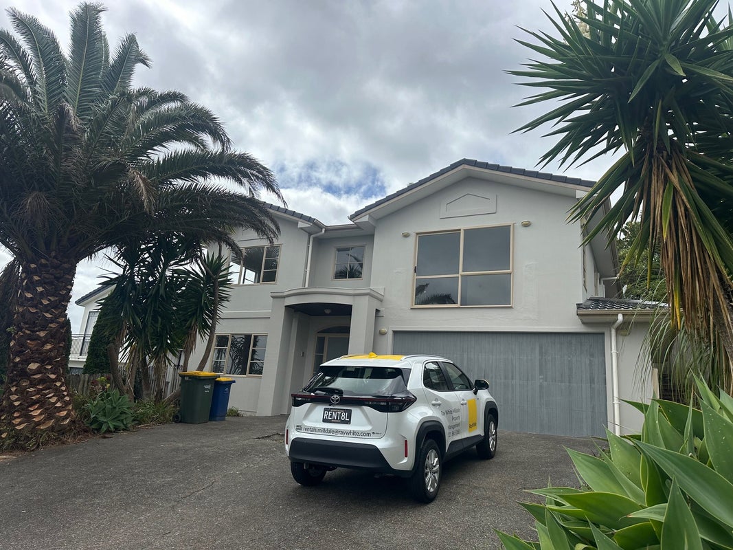 9 Maidstone Place, Oteha, Auckland - Carousel 1