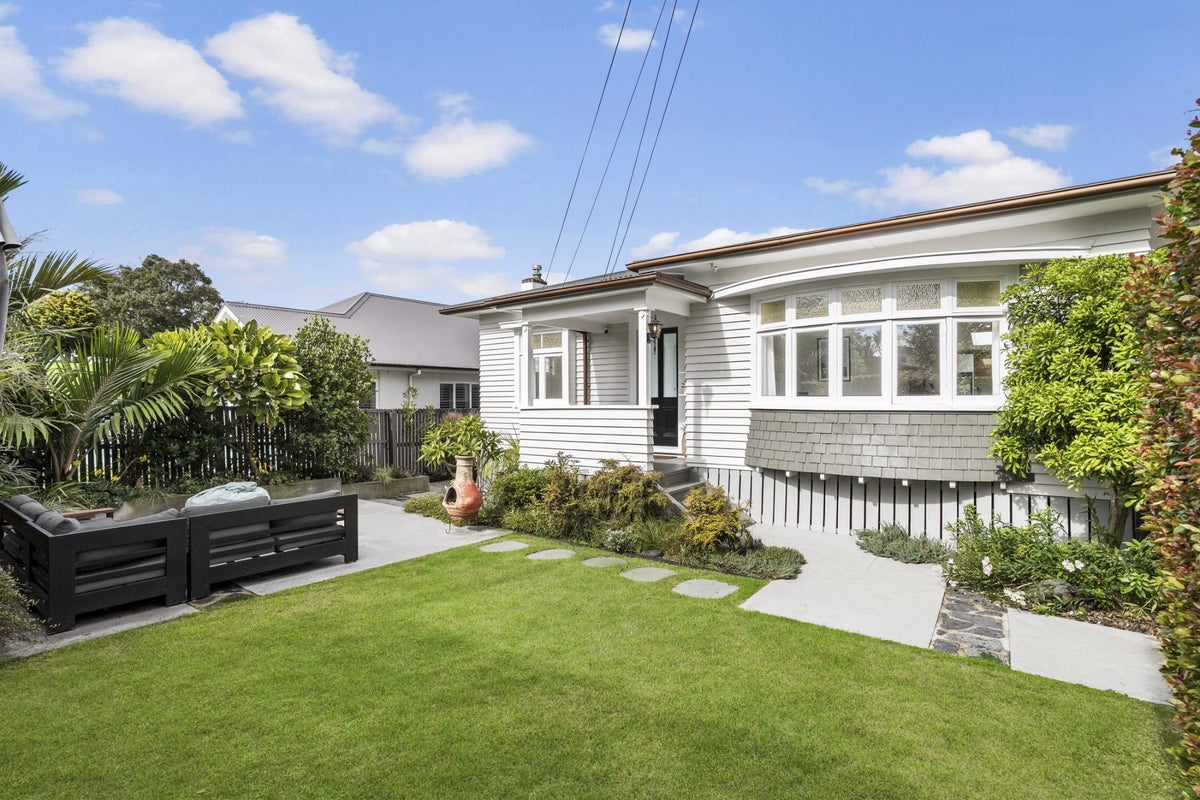 71 Martin Avenue, Mount Albert, Auckland - Carousel 1