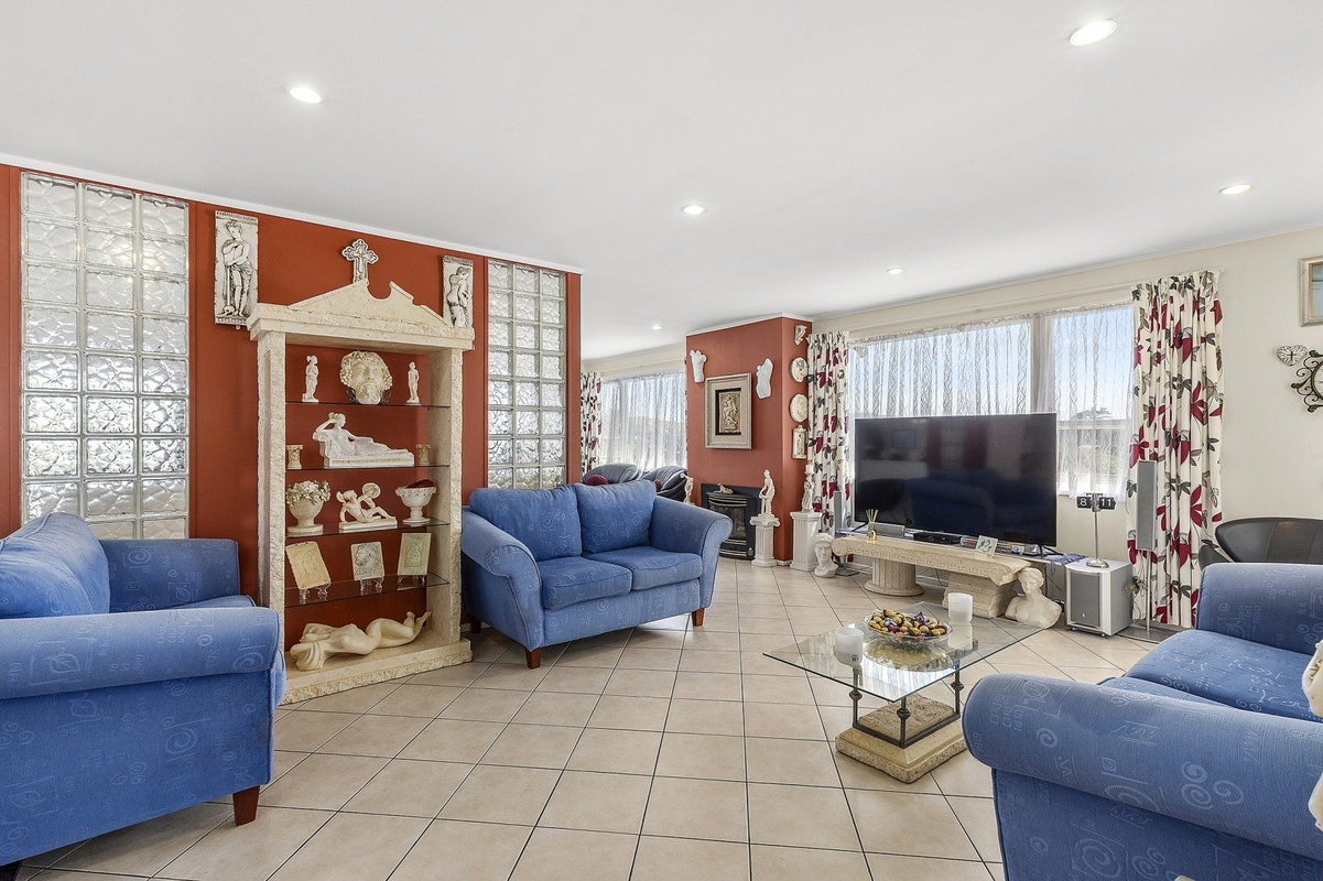 5 Beverley Grove, Paparangi, Wellington - Carousel 2