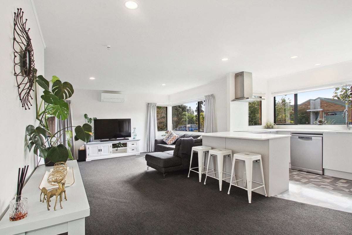14 Kona Crescent, Henderson, Auckland - Carousel 2