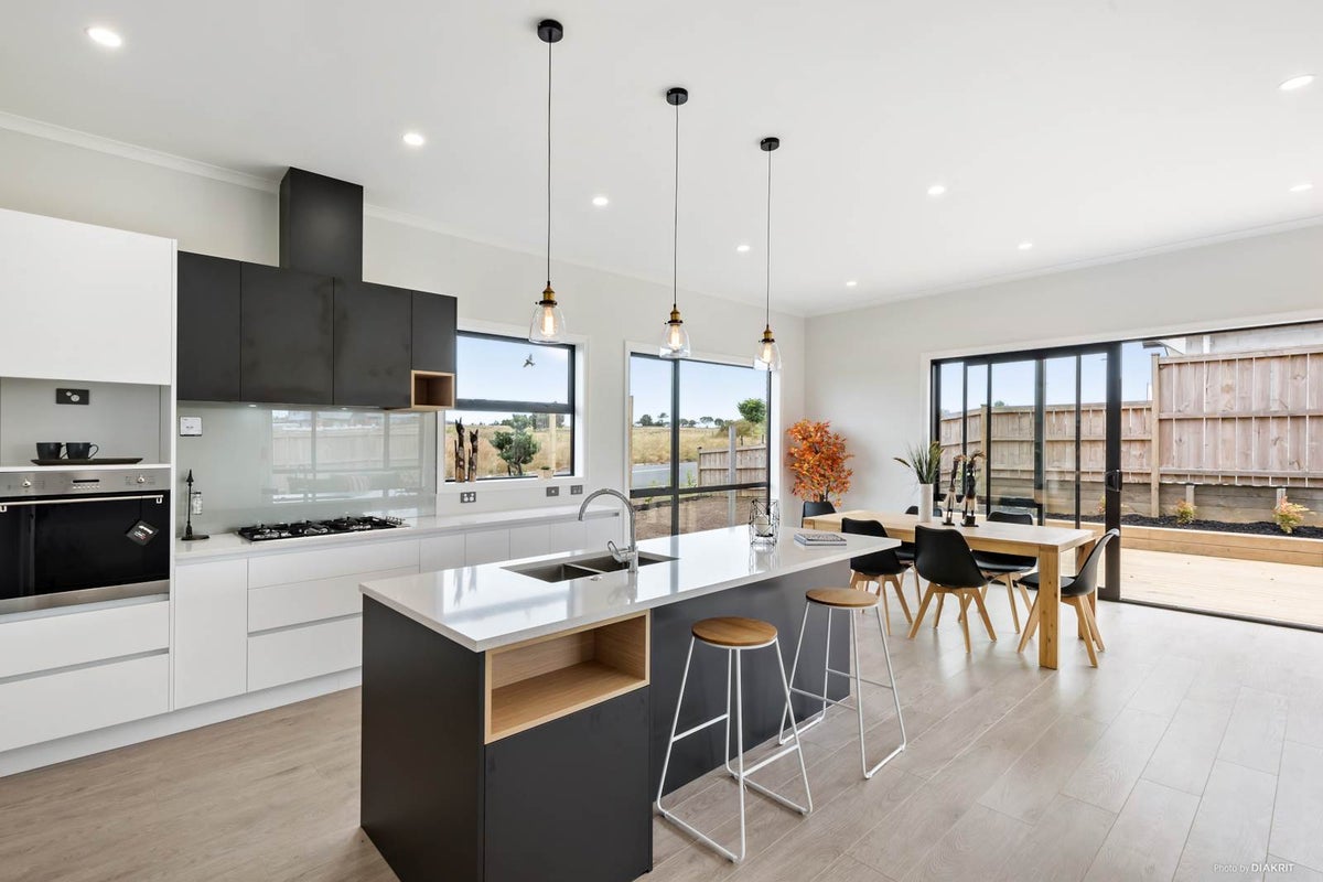 136 Eighth View Avenue, Beachlands, Auckland - Carousel 1