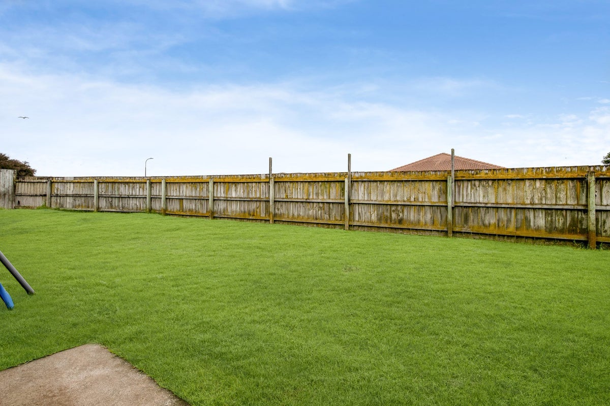 114 Naylors Drive, Mangere, Auckland - Carousel 2