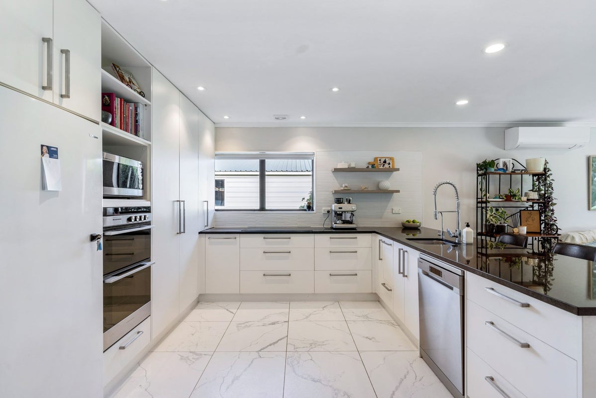 3 Evanda Crescent, Conifer Grove, Takanini - Carousel 2