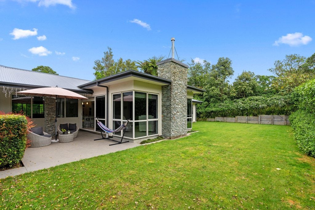 2 William Street, Highlands Park, New Plymouth - Carousel 1