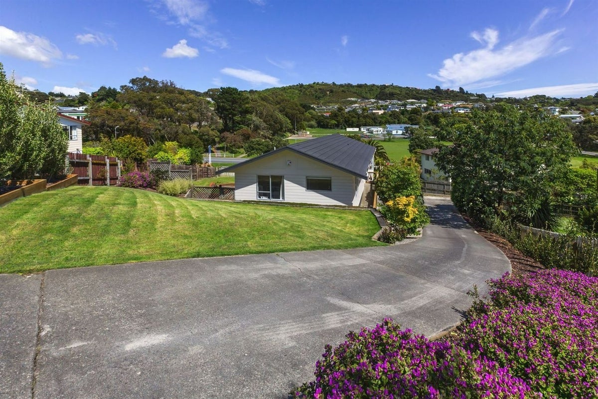 8 Ensign Lane, Whitby, Porirua - Carousel 16