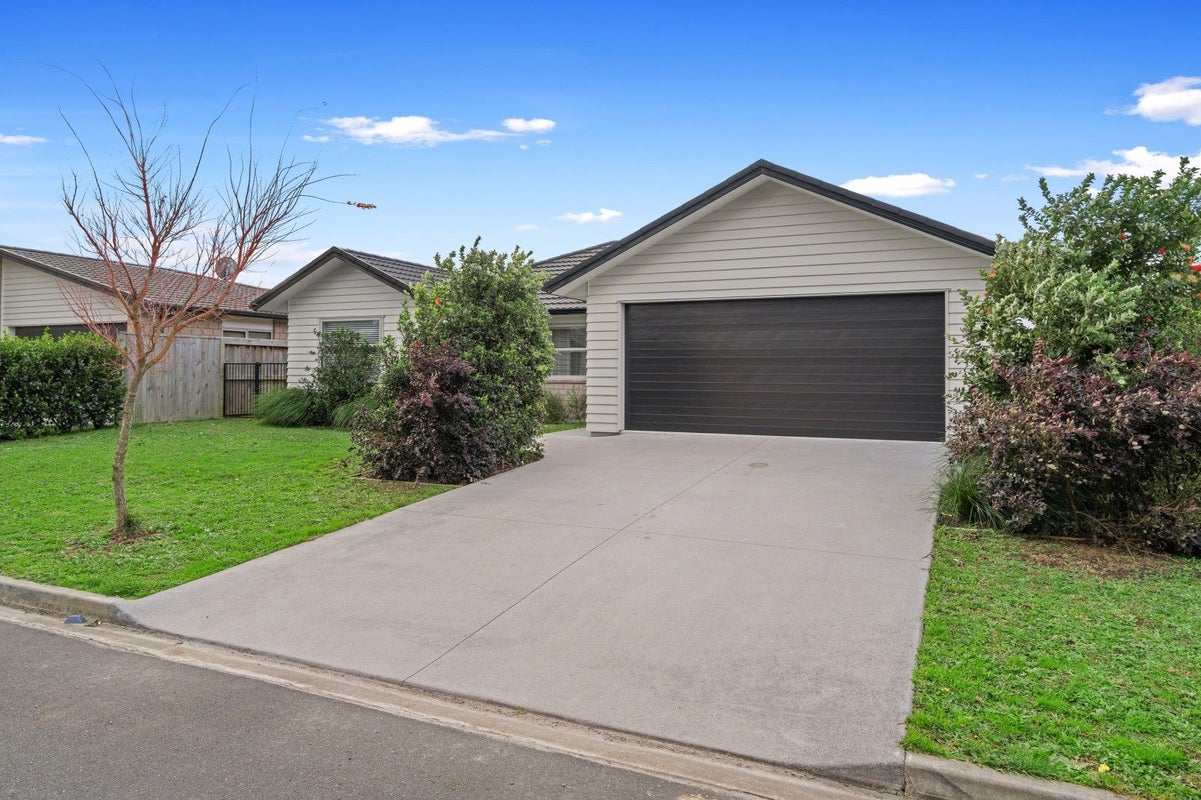 54 Awataha Crescent, Pyes Pa, Tauranga - Carousel 1