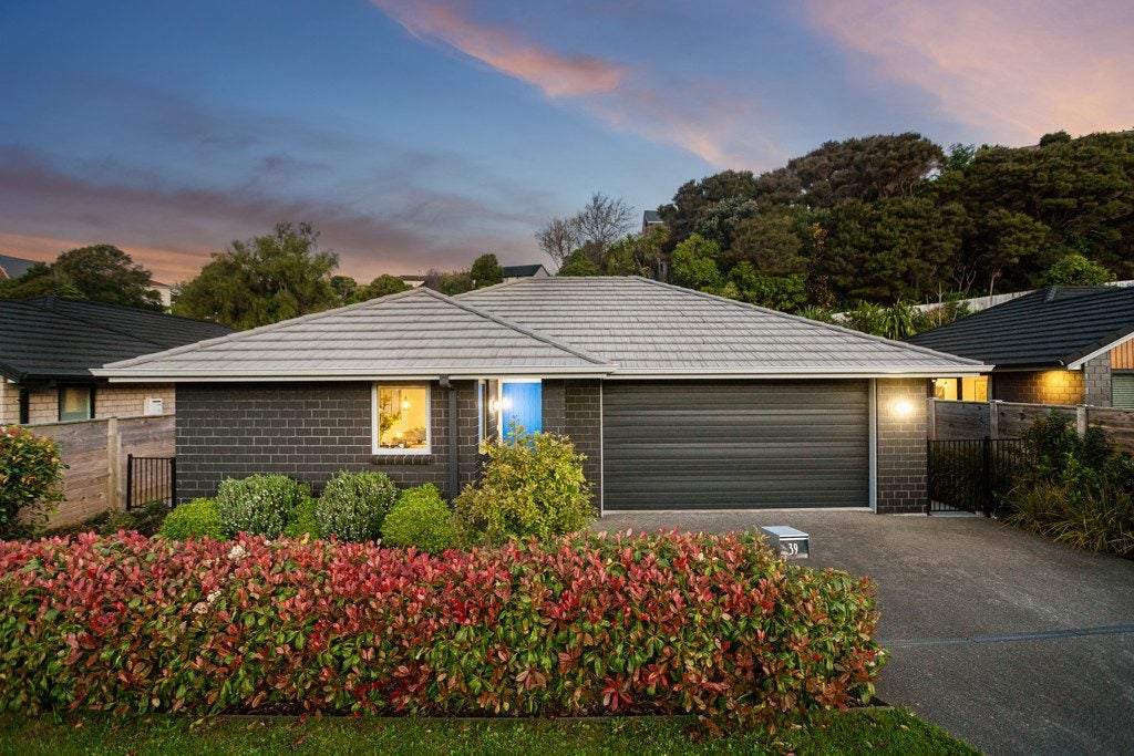 39 Tradewinds drive, Whitby, Porirua - Carousel 1