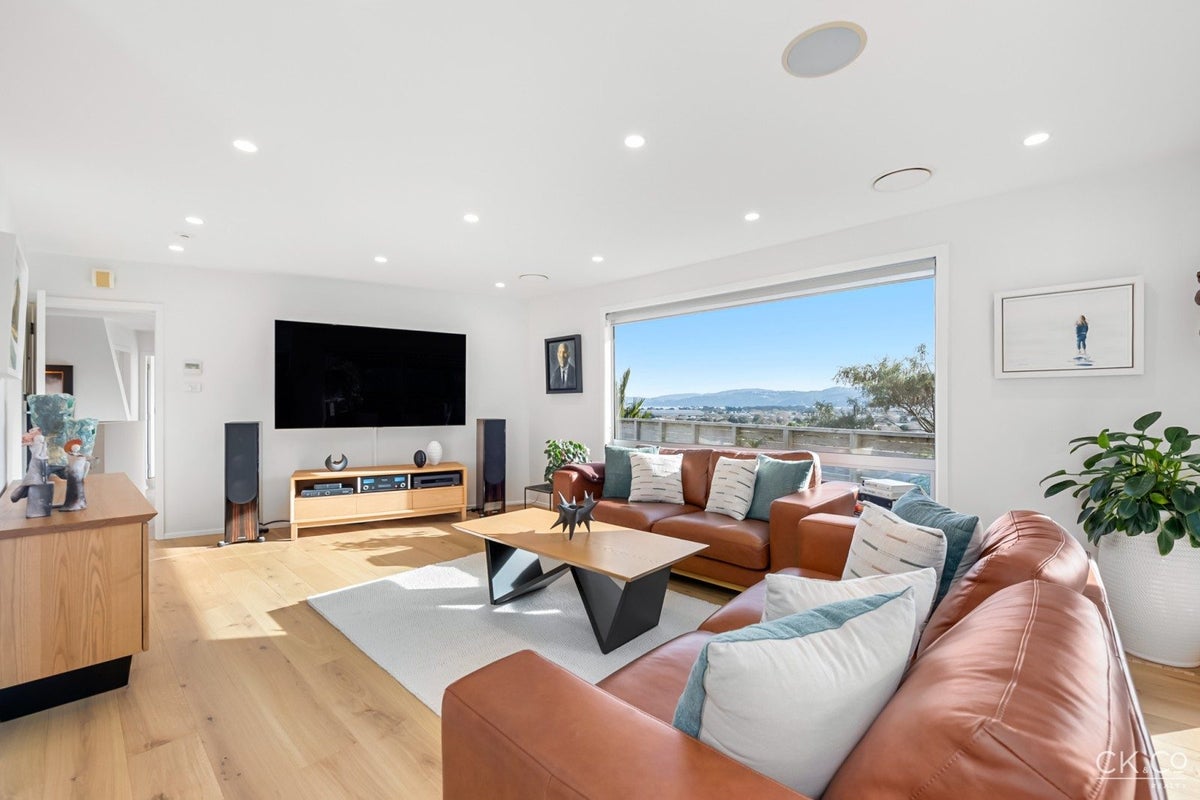 212 Whites Line East, Waiwhetū, Lower Hutt - Carousel 1