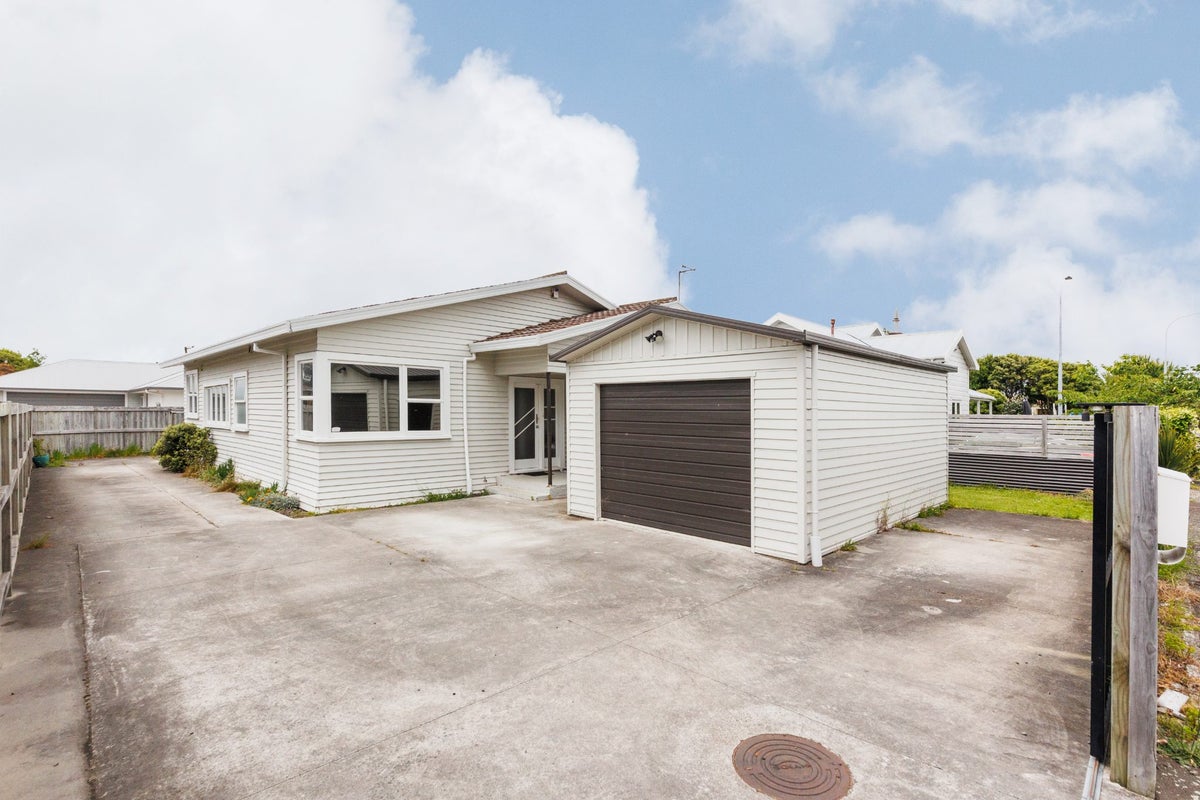 96 Ferguson Street, West End, Palmerston North - Carousel 1