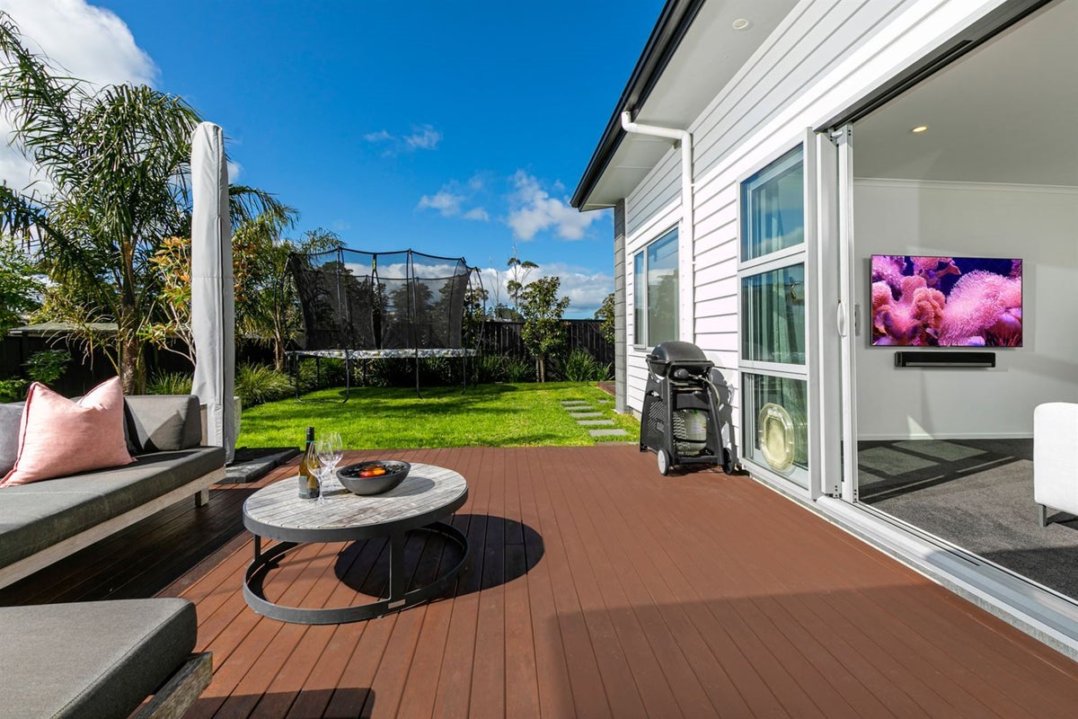 15 Harris Drive, Silverdale, Silverdale - Carousel 2