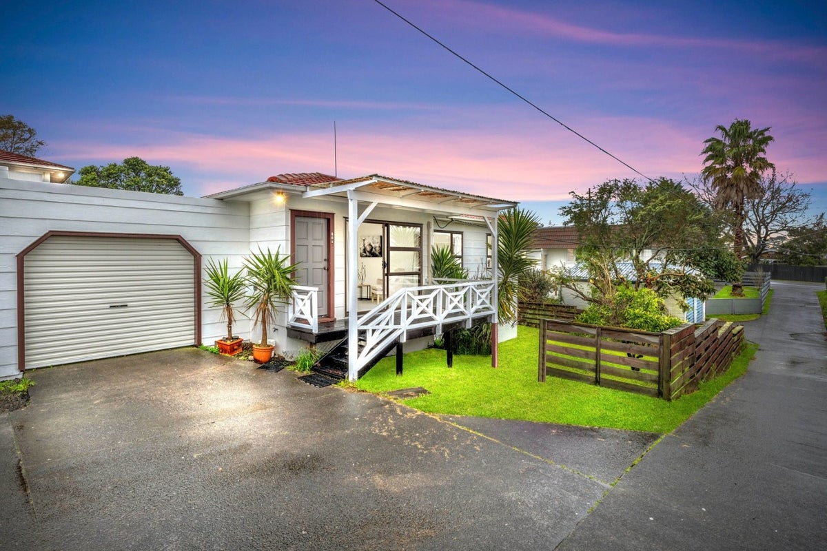 46B View Road, Henderson, Auckland - Carousel 1